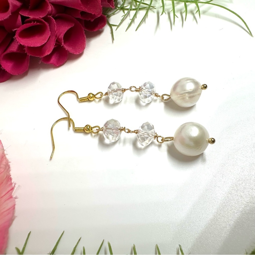 ⚜️Freshwater Pearl & Crystal Dangly Earrings - Picture 2 of 5